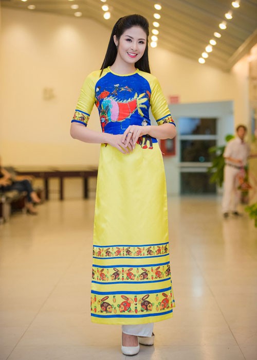 Hoa hau Ngoc Han thiet ke ao tang tre em-Hinh-2